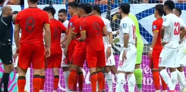 国足1-0巴林！最大功臣不是王钰栋，而是36岁老将，赛后偷偷抹泪