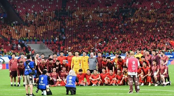 国足“喜丧”！开心合影庆祝倒数第二，导播拍到美女球迷太养眼相关图六