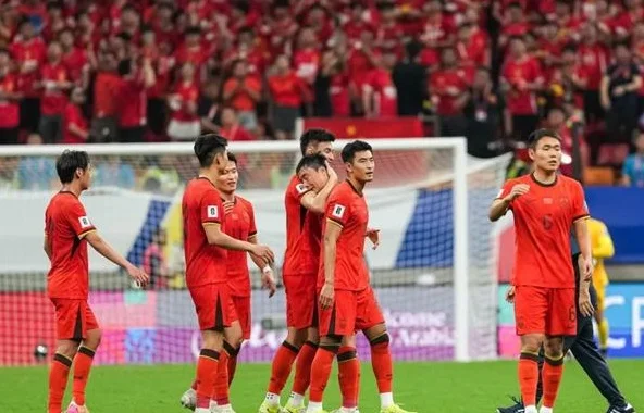 国足“喜丧”！开心合影庆祝倒数第二，导播拍到美女球迷太养眼相关图四