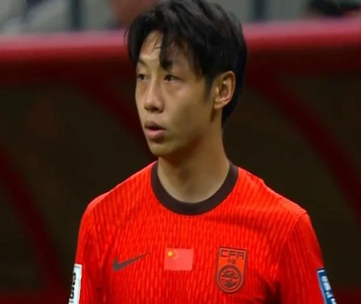 国足1-0巴林！最大功臣不是王钰栋，而是36岁老将，赛后偷偷抹泪相关图四