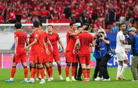 国足“喜丧”！开心合影庆祝倒数第二，导播拍到美女球迷太养眼相关图五