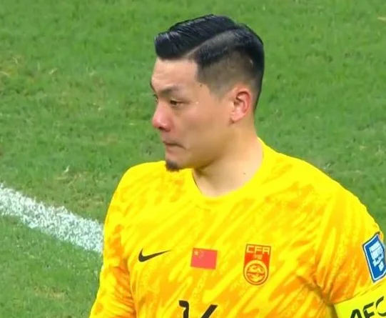 国足1-0巴林！最大功臣不是王钰栋，而是36岁老将，赛后偷偷抹泪相关图五