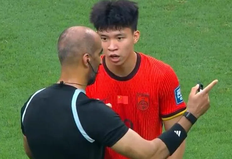 国足1-0巴林！最大功臣不是王钰栋，而是36岁老将，赛后偷偷抹泪相关图三