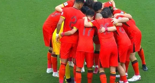 王钰栋点球绝杀！国足1-0巴林，3胜7负摆脱垫底，赢下荣誉之战