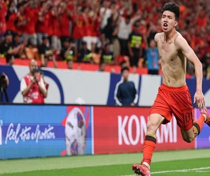 18岁王钰栋当选MVP！采访动情发声：为出局向球迷致歉，2030年见相关图二