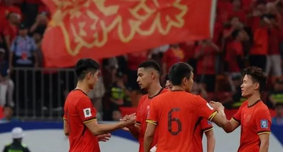 国足“喜丧”！开心合影庆祝倒数第二，导播拍到美女球迷太养眼相关图三