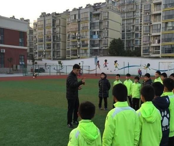 苏超盐城队有12人来自这所小学，教练希望他们常回母校看看相关图二