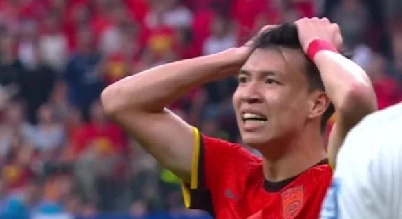 半场0-0！国足低迷依旧，半场0射正，塞鸟隐身，杨泽翔仍然首发