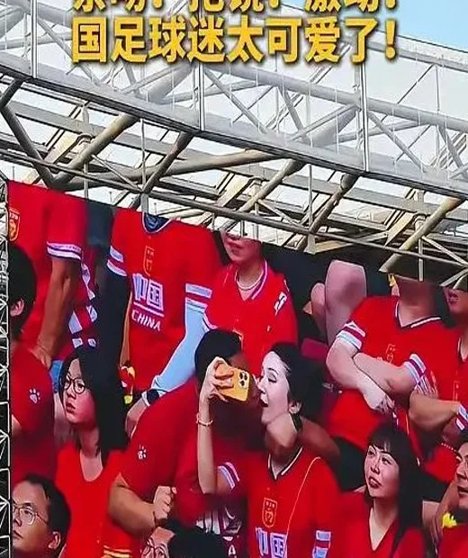 国足比赛男球迷3次试图亲女伴遭拒！网友怒斥舔狗式求爱