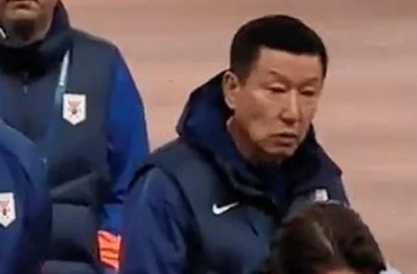 老崔带国足重用彭毕二老 重庆主帅冲超！荐成耀东打东亚杯离谱了相关图三