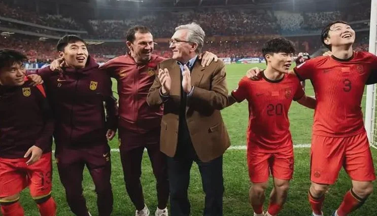 国足读秒绝杀！创31年来纪录！国足主帅伊万1改变真男人相关图六