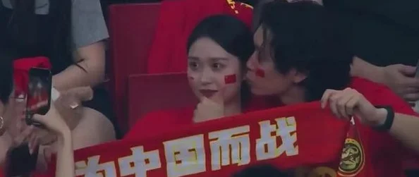 国足比赛男球迷3次试图亲女伴遭拒！网友怒斥舔狗式求爱相关图二