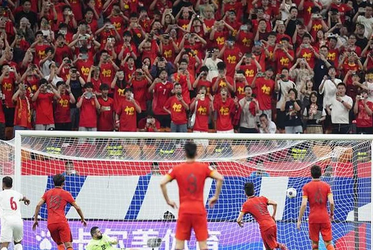 2-1到1-0，1分之差无缘附加赛，国足输在哪里？仅1人可昂首离开！相关图四