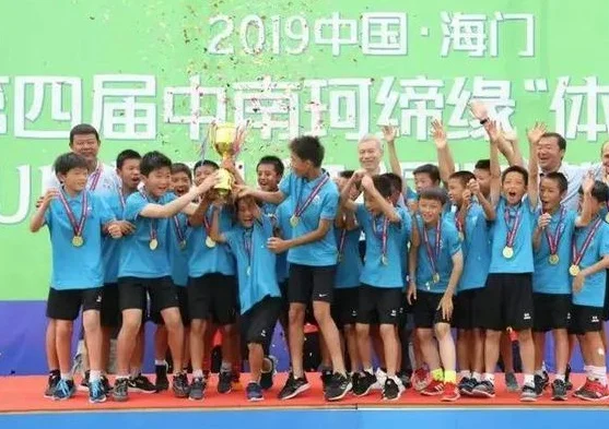 横扫苏超的南通队，要感谢一家拖鞋厂相关图三