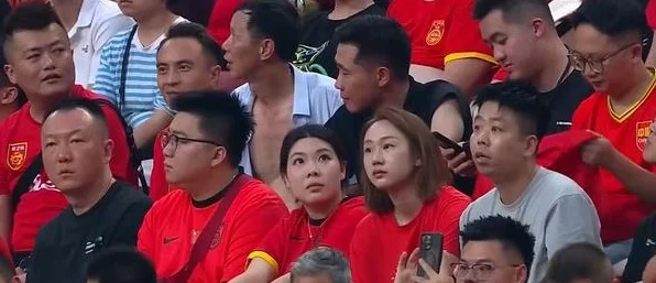 国足0-0巴林，角球竟出界，多让人失望？看看球迷的表情就知道了相关图五
