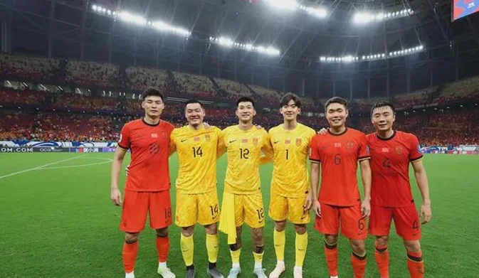 王大雷领衔！6大高龄国脚赛后合影 或集体退出国足？相关图二