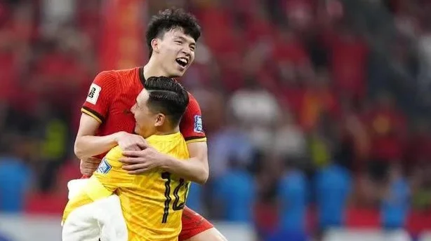 国足1比0巴林，泰山队3人首发，悍将上演“名场面”，王大雷表态相关图五