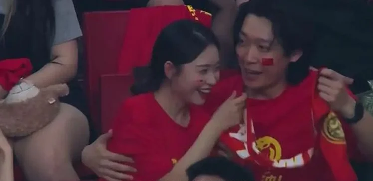 国足比赛男球迷3次试图亲女伴遭拒！网友怒斥舔狗式求爱相关图五