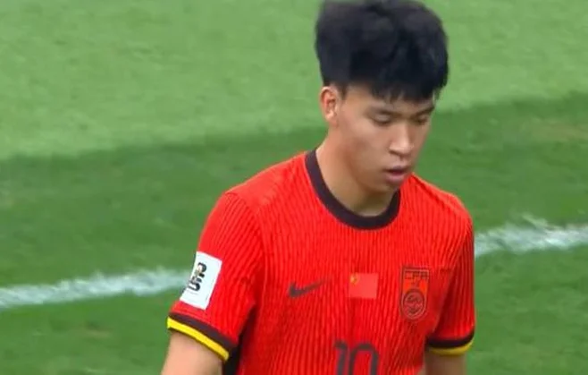 国足0-0巴林，角球竟出界，多让人失望？看看球迷的表情就知道了相关图二