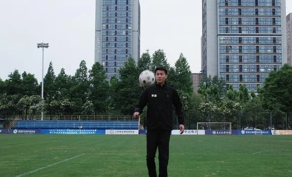 “苏超”狂飙启示录①｜当空调维修工、前国奥队员、“00后”海归决定来踢“苏超”相关图二