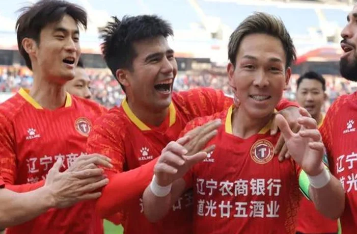 都是主场！冲超3强将隔空暗战，青岛红狮换帅，能否擒住西北狼？相关图三