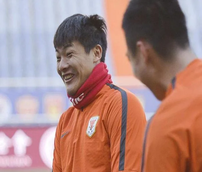 国足如何才能进入世界杯？靠归化球员不现实？国青成绩好就有机会