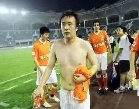 吃海参！白斩鸡！国足球员为何总被骂？李玮锋：成绩差 活该被骂相关图三