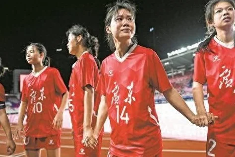 广东U16女足不哭，“抬起头来继续努力”