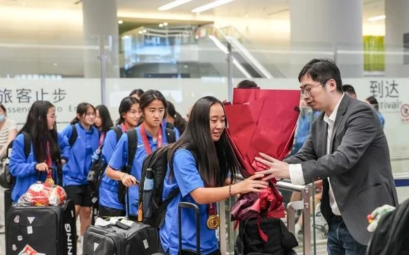 上海这群16岁的阳光女孩，靠啥在虹桥机场收获路人的掌声？相关图三