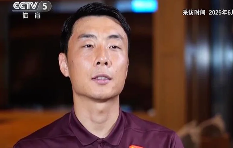 李磊：看到杨泽翔在看网络言论，我就帮他划走，大家没埋怨他