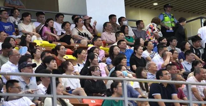 十五运会湛江赛区启幕！足球场上群众与专业碰撞交融相关图五