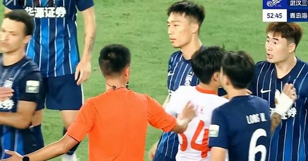 情况危急！0:2再输！中超关键战：邓卓翔笑纳3分，老牌劲旅麻烦了相关图三