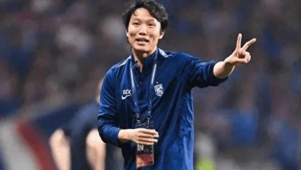 未来接手国足？36岁邓卓翔KO李霄鹏！率队7场抢14分+从垫底升第11