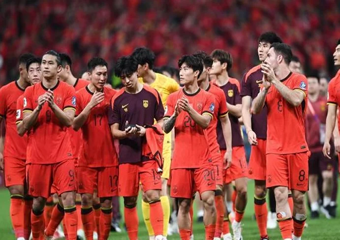 争议！曝中国男足国脚赛后外出喝酒 网友质疑不职业 中超名将力挺相关图五
