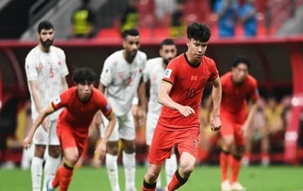 国足1-0巴林被质疑作弊，点球判罚与推搡背后的真相探寻相关图三
