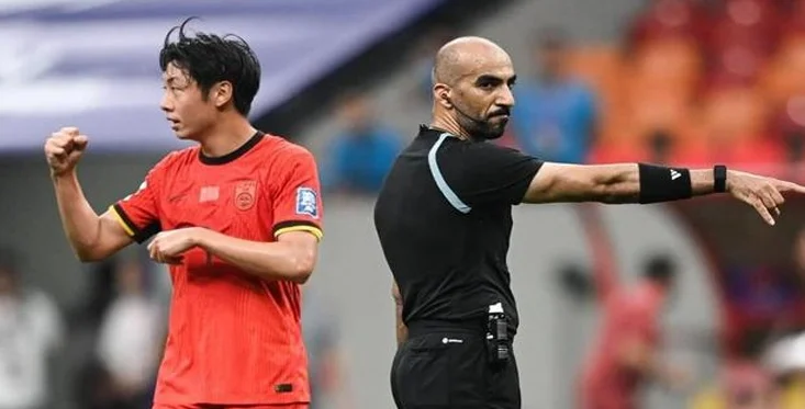 国足1-0巴林被质疑作弊，点球判罚与推搡背后的真相探寻