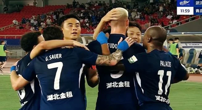 情况危急！0:2再输！中超关键战：邓卓翔笑纳3分，老牌劲旅麻烦了