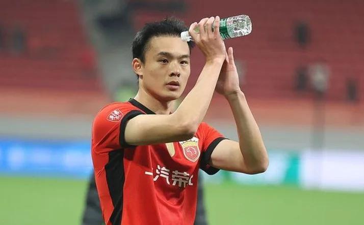 真“老年痴呆”？伊万上海集训用刘若钒打中卫，足协开启选帅程序相关图三