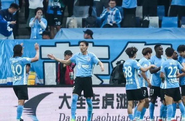 中超最新积分战报：5.9万人见证大连险胜，青岛海牛14场仅8分