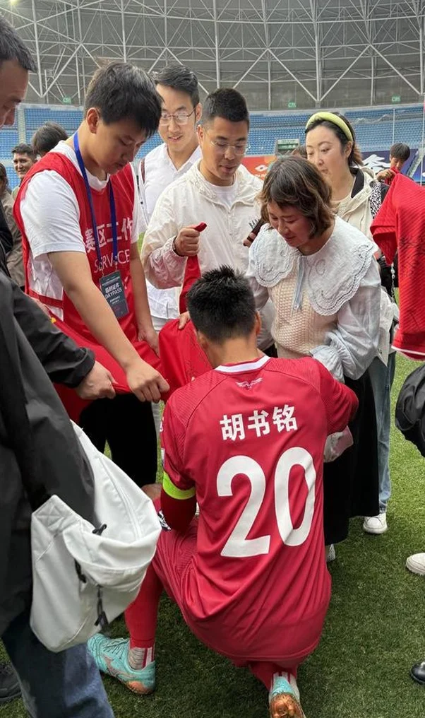 “苏超”狂飙启示录② 丨中甲职业球员加入“苏超”成盐城队队长：感受到久违的“快乐足球”相关图三
