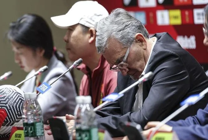 热闻|执教国足15个月14场比赛4胜2平8负！足协按合同解约伊万科维奇
