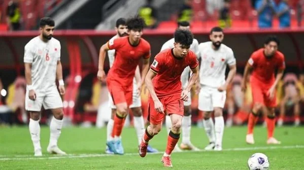 国足1-0巴林被质疑作弊，点球判罚与推搡背后的真相探寻相关图二