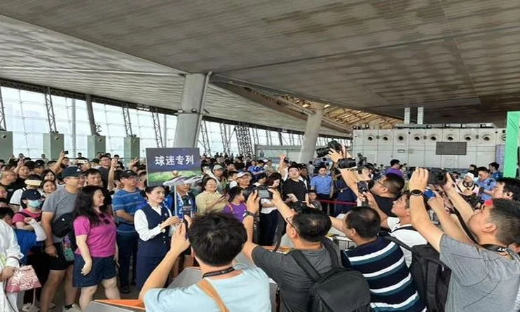 长三角首趟“苏超”球迷专列出发，载着750名南京球迷奔赴淮安相关图二