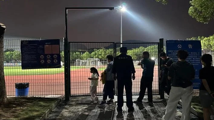 “苏超”狂飙启示录③｜当“南徐州”对上“北徐州”：5元的球票和球场新换的进口草皮相关图七