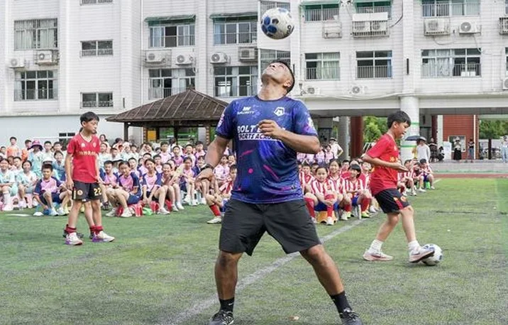 全运会冠亚军齐聚渔沙坦小学 助力体育节开幕推动校园足球发展相关图三