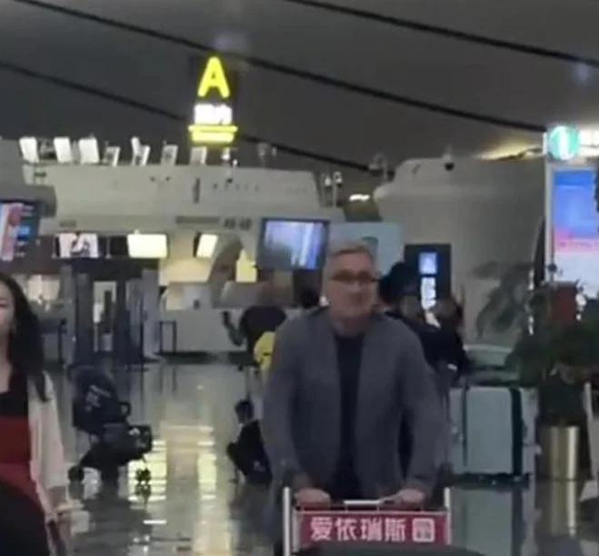 狼狈！71岁伊万下课后凌晨离开中国 无人送行 飞39小时回老家相关图二