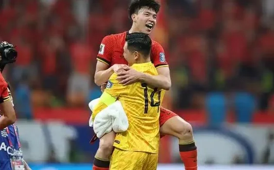 王大雷：王钰栋只比我儿子大六岁，希望大家对队内年轻人能宽容一点相关图六