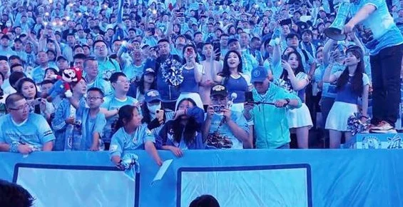 费煜真爱足球城 击鼓催泪球迷 梅州6连败 主帅怒了：进攻端水平低相关图三
