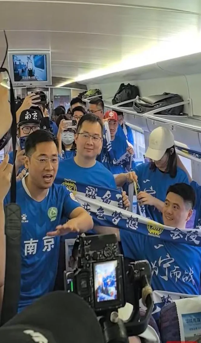 南京“苏超”专列启程，“散装江苏”梗王车厢现原形秒变“卧底”相关图二