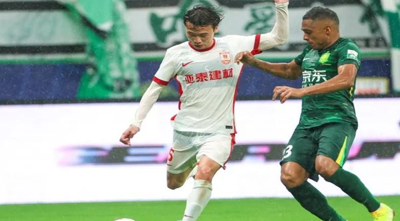 2-1！中超夺冠热门诞生，塞蒂恩神了：13场不败，狂揽29分相关图四
